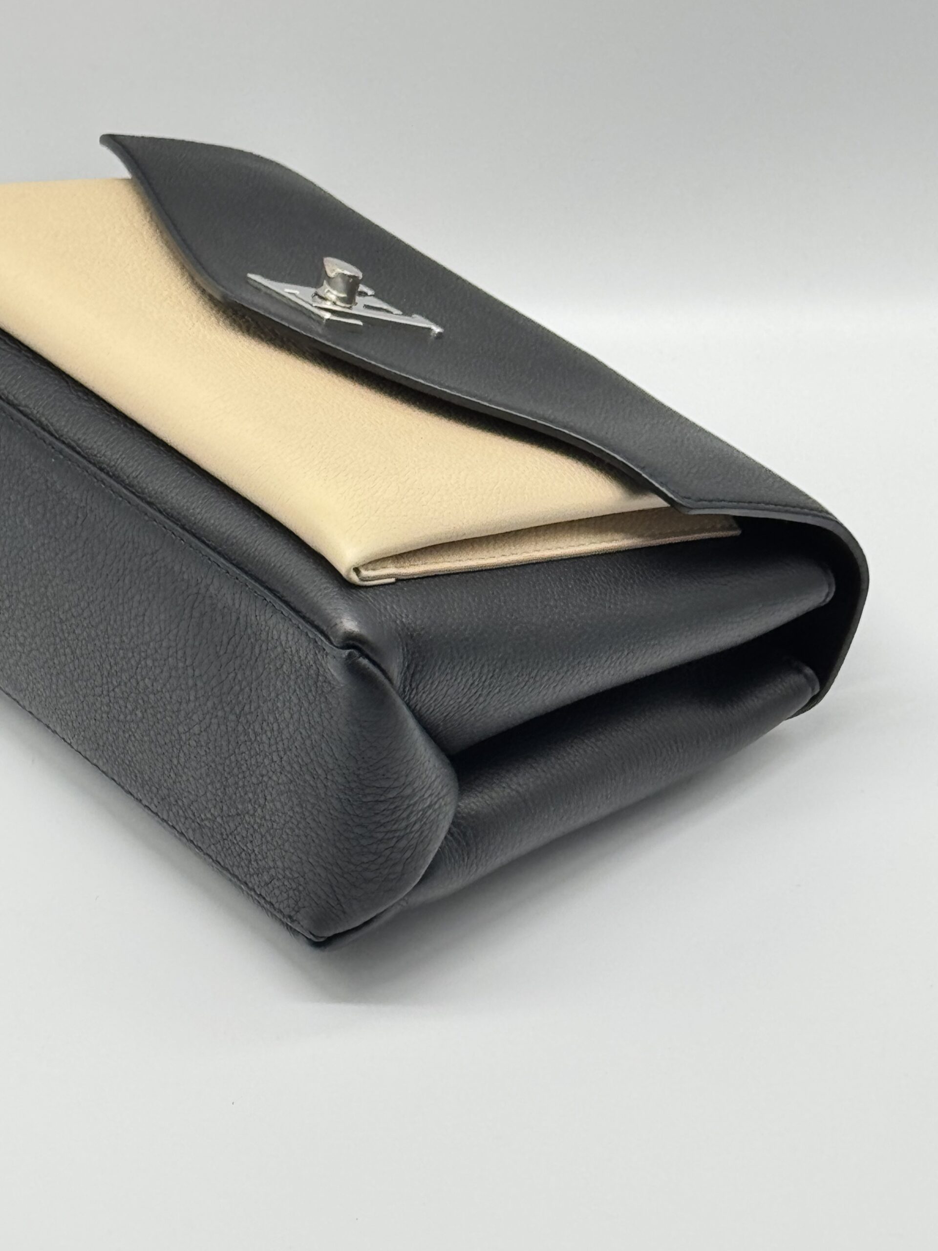 Pre Owned LOUIS VUITTON Lock Me MM Top Handle Bag